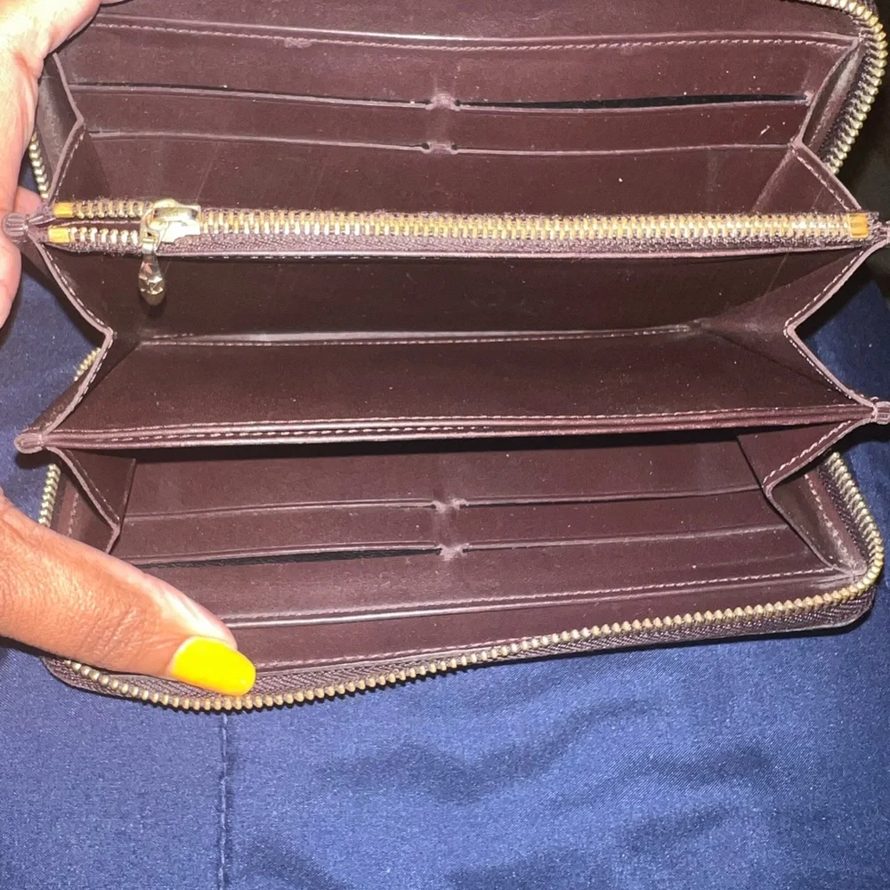 Authentic Wallet - Picture 2 of 5